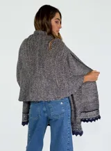 Pashmina azul de tejido de punto calado con terminación en crochet.