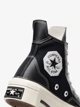 Championes de caña alta Converse Chuck 70 De Luxe Squared Hi, color negro con detalles en blanco. Confeccionados en lona y cuero sintético, con puntera cuadrada y suela de plataforma.
