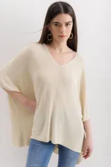 Sweater tejido de punto color crudo, con escote en V, mangas 3/4 y corte holgado.