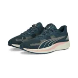 Championes deportivos Puma modelo Redeem Profoam, color azul marino con suela blanca y logo en tono rosado. Presentan una estructura de malla transpirable y cierre con cordones.