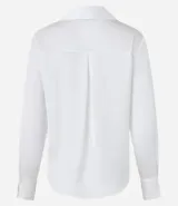 Camisa de satén color verde oliva, de manga larga con puños abotonados y cuello inglés.