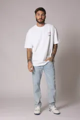 Pantalón de jean celeste de corte recto.