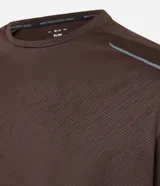 Remera deportiva masculina Get Over de manga larga y cuello redondo, confeccionada en tejido Dry Fit con estampa de rayas discretas y detalles reflectantes.