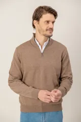 Sweater de punto en lana merino, color marrón, con cuello alto y cierre frontal parcial. Presenta puños y ruedo acanalados.