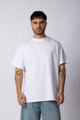 Remera básica de corte regular, confeccionada en algodón de alta calidad, con cuello redondo reforzado y mangas cortas.