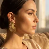 Caravanas de acero con baño de oro, con diseño en forma de abanico o rayos de sol.