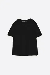 Camiseta de manga corta y cuello en V de color negro, corte recto y estilo básico de la marca Bimba Y Lola.