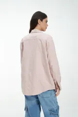 Camisa gris melange de manga larga con cuello clásico y cierre con botones.