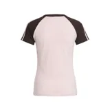 Remera Adidas SST de color rosado claro, con cuello redondo y mangas cortas en color marrón oscuro que presentan las tres tiras características de la marca en tono claro. Incluye el logo del trébol bordado en el pecho.