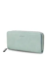 Billetera larga tipo sobre, color verde agua, con cierre perimetral y logo metálico grabado en el frente.