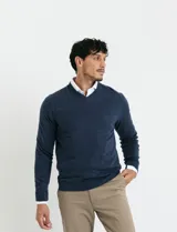 Sweater de punto con escote en V y manga larga, confeccionado en tejido acrílico con textura suave.