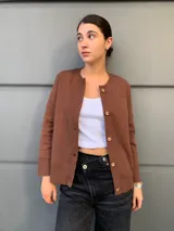 Cárdigan marrón con diseño abstracto en relieve y apliques de cuero en codos y parte superior de la espalda.