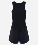Conjunto de pijama compuesto por una musculosa básica de tejido rib acanalado y un short corto con cintura elástica y detalle de botones frontales.