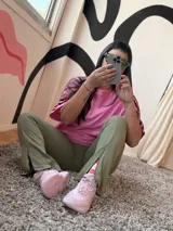 Calza verde oliva de morley, corte ajustado, con cierres de 15 cm en los tobillos.