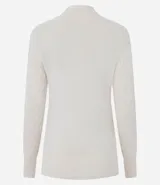 Suéter de punto color crema, con cuello alto, manga larga ajustada y textura zigzag.