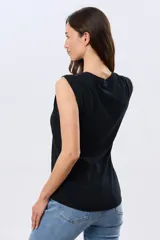 Musculosa de algodón color beige, de corte clásico con cuello redondo y diseño liso.