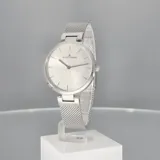 Reloj análogo Jacques Lemans modelo Milano para dama, con caja redonda de acero plateado y esfera color champagne/beige. Posee marcadores de hora en relieve y agujas plateadas. La correa es de malla milanesa de acero plateado.
