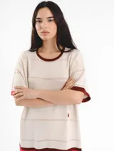 Vestido midi de punto de manga corta con detalles calados y diseño de rayas horizontales tricolor en la parte inferior. Presenta cuello redondo y logo bordado en el pecho.