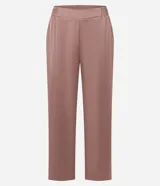Pijama americano de satén color rosa viejo, compuesto por una camisa de manga corta con cuello solapa y botones frontales, y un pantalón largo de corte recto con cintura elastizada.