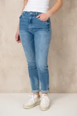 Pantalón jean de tiro alto, corte skinny y color azul claro.