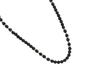 Collar de acero con piedras volcánicas negras y detalles plateados. Largo de 45 cm más 4 cm de alargue.