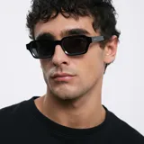 Gafas de sol cuadradas negras con lentes polarizadas negras.