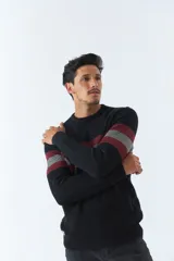 Sweater tejido negro con cuello redondo, puños y franjas horizontales en color bordó y gris en el pecho.