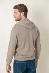 Campera con capucha y cierre frontal, confeccionada en algodón de color azul. Presenta bolsillos tipo canguro, puños y ruedo acanalados.