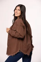 Sobrecamisa de jean color marrón, con cierre frontal de botones metálicos, bolsillos frontales con solapa y ruedo deshilachado.