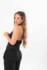 Top de lurex negro con cuello halter drapeado y acabado brillante.