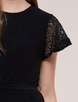 Vestido corto azul de seda fría elastizada, con mangas cortas de encaje calado, lazo para ajustar en la cintura y ruedo con volado plisado.