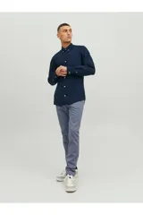 Camisa de manga larga azul marino, con cuello abotonado, cierre con botones blancos y bolsillo de parche en el pecho. Corte slim fit. Marca Jack & Jones.