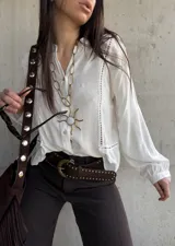 Camisa clásica blanca de manga larga con detalles de vainicas verticales y encaje, cuello mao y cierre frontal con botones.