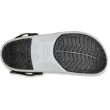 Zuecos Crocs modelo Classic Clog Turbo, color gris con suela blanca y detalles en rojo. Cuenta con perforaciones superiores para ventilación, correa trasera ajustable con sistema turbo y suela de goma para mayor tracción.