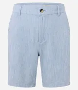 Bermuda de hombre en lino color gris claro, de corte recto, con textura discreta, bolsillos laterales y cierre frontal con botón y cremallera.