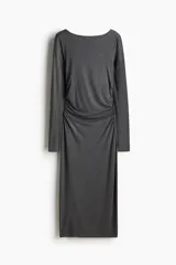 Vestido midi entallado en punto de viscosa, color gris, con escote bote, mangas largas y laterales fruncidos para un leve efecto drapeado.