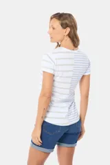 Remera de manga corta y cuello redondo, con diseño de rayas horizontales en combinación de celeste y verde sobre fondo blanco.