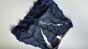 Soutien tipo bralette negro de encaje con diseño floral, espalda estilo nadador y elástico en el bajo busto para sujeción.