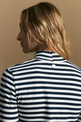 Polera de cuello alto y manga larga, confeccionada en tejido elástico con diseño de rayas horizontales en tonos azul marino y terracota.