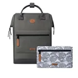 Mochila Cabaia modelo Adventurer Detroit, color gris con detalles en cuero sintético marrón. Cuenta con sistema MOLLE, compartimento acolchado para tablet o PC, correa para sujetar a la maleta y tirantes acolchados antitranspirantes.