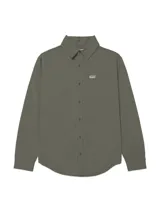 Camisa de manga larga Caterpillar, color verde oliva, con cuello camisero, cierre frontal de botones y bolsillo en el pecho con etiqueta de la marca. Presenta dobladillo redondeado y mangas convertibles.