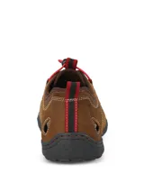 Sandalia deportiva cerrada de cuero marrón con aberturas laterales, sistema de ajuste rápido con cordón elástico rojo y suela de goma negra.