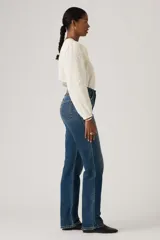 Jeans de corte recto y tiro alto, con diseño clásico de cinco bolsillos y acabado en tono azul medio con ligero desgaste.