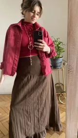 Camisa de denim celeste claro, de corte holgado, con cuello clásico, cierre frontal con botones a presión y bolsillos con solapa en el pecho.