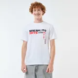 Remera blanca de manga corta con estampado gráfico frontal inspirado en el manga Sakamoto Days, con letras en negro y rojo y caracteres japoneses.