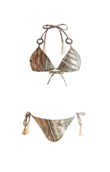 Bikini de dos piezas con estampado tropical en tonos beige, marrón y verde, confeccionado con poliéster reciclado y elastano. Incluye corpiño triangular con aros decorativos de madera y tiras con borlas, y bombacha vedetina con tiras laterales ajustables terminadas en borlas.