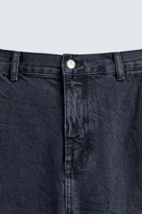 Jeans relaxed fit de corte holgado y amplio en toda la pierna, color negro con efecto lavado. Presenta tiro medio, bolsillos frontales, bolsillos traseros de plastrón y aplicación de tira multifunción en la pernera. Cierre frontal con cremallera y botón.