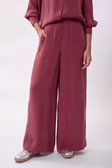 Pantalón de vestir color ladrillo, de corte palazzo y tiro alto.