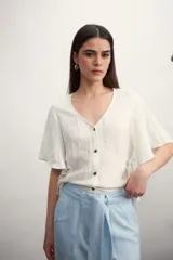 Camisa blanca de mangas cortas con botones.