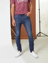 Jean de corte slim en color azul medio, con diseño clásico de cinco bolsillos y cierre frontal con botón y cremallera.